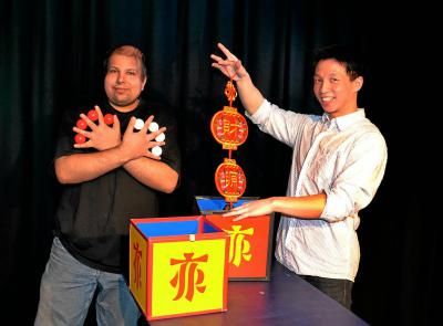 Shabaz Malik (links) und Tray Quoc Voong gehören zu den Zauberern der ersten Stunde der Magic Academy, die seit 2010 an der Sprockhöveler Straße beheimatet ist. (Foto: Christian Lukas)